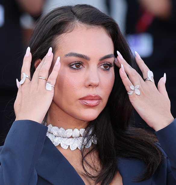 Η Georgina Rodríguez χρησιμοποιεί αυτό το κορεάτικο serum κάτω από 20€ για ενυδάτωση, λάμψη και λείανση των ρυτίδων