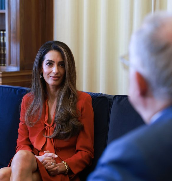 Η Amal Clooney βρίσκεται στην Αθήνα: Γιατί ήρθε στην Ελλάδα και το εντυπωσιακό κόκκινο look που επέλεξε για το Προεδρικό Μέγαρο