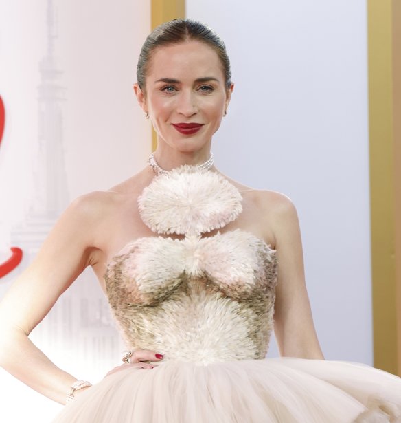 Emily Blunt: Το κόκκινο μανικιούρ της στην πρεμιέρα του The Devil Wears Prada 2 απέκτησε την πιο ανοιξιάτικη ανατροπή