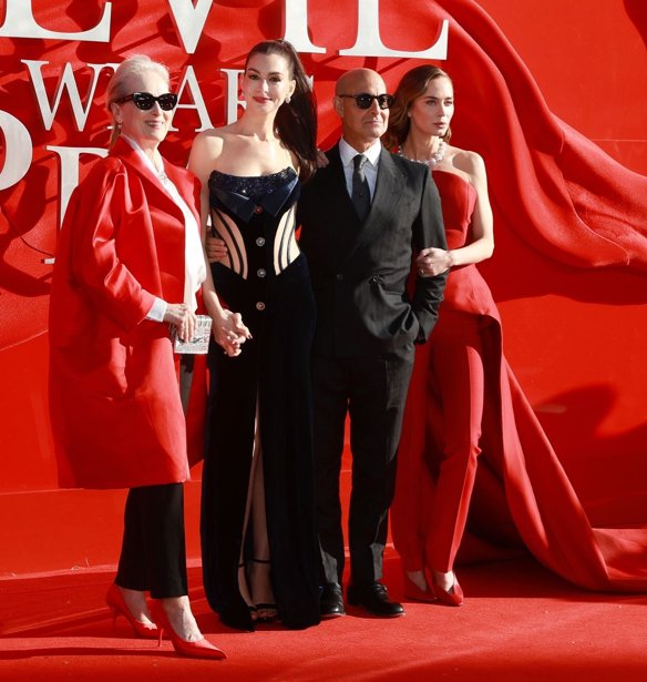 Πώς τα φορέματα της Emily Blunt και της Anne Hathaway στο The Devil Wears Prada 2 "κλείνουν το μάτι" στις πασαρέλες της άνοιξης