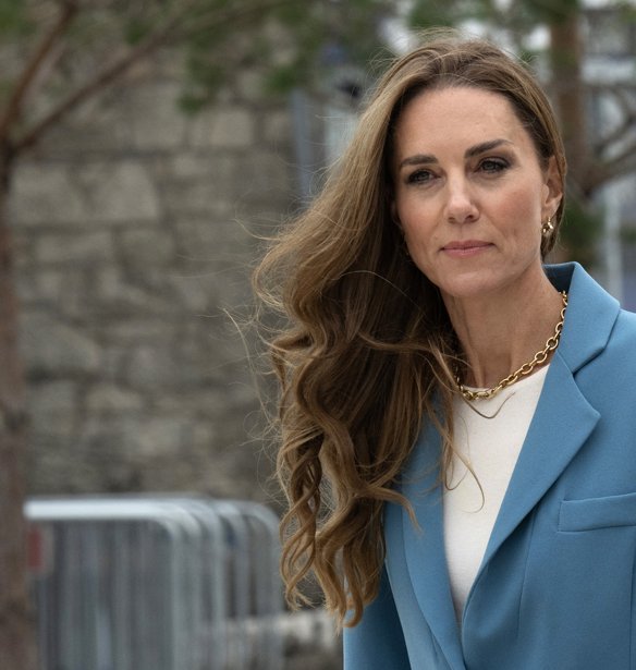 Η Kate Middleton αφήνει στην άκρη τα 12ποντα για τα παπούτσια που θα φοράμε κάθε μέρα – Η άνετη, κομψή flat εναλλακτική στις μπαλαρίνες
