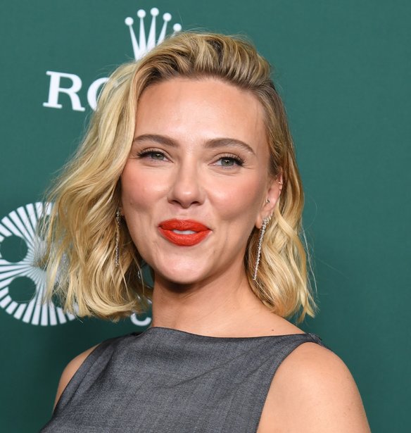 Ούτε καφέ ούτε μπορντό: Η Scarlett Johansson κρατά την τσάντα στο χρώμα που φωτίζει κάθε φθινοπωρινό look