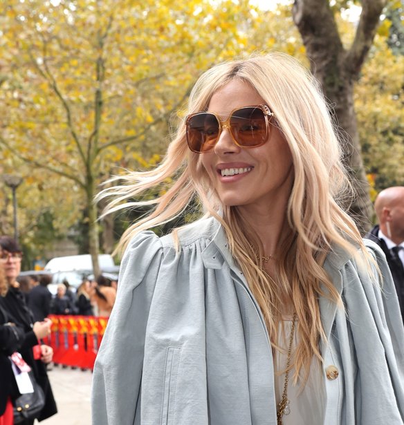 Το beauty hack της Sienna Miller που χαρίζει φυσικά γεμάτα χείλη
