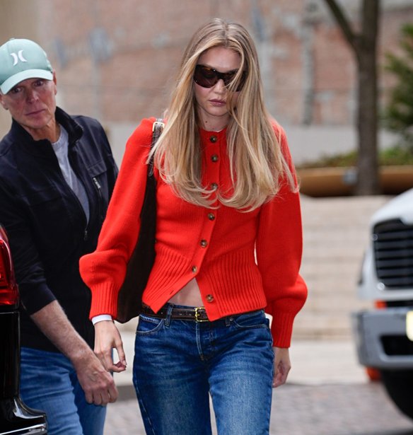 Η Gigi Hadid με τα loafers που επιστρέφουν δυναμικά στους δρόμους της Νέας Υόρκης