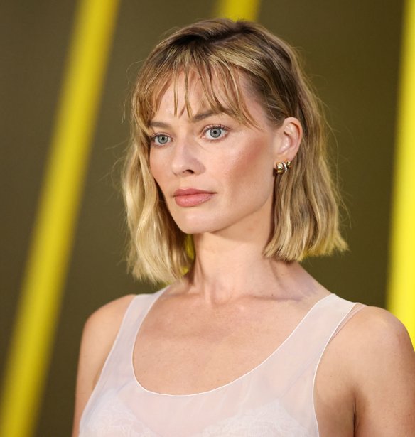 Margot Robbie: Το σατέν co-ord set που σε βγάζει από τη δύσκολη για το γραφείο και το ποτό ακόμα και τις ζεστές μέρες