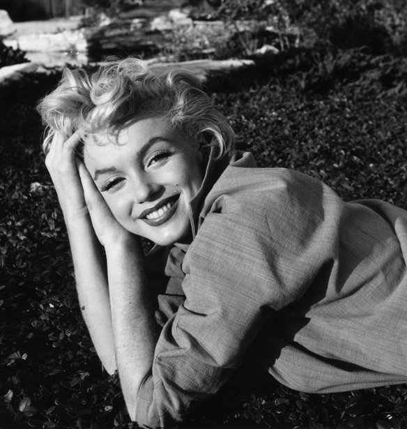 Το κόλπο της Marilyn Monroe που προτείνουν οι δερματολόγοι για ενυδατωμένη και λαμπερή επιδερμίδα