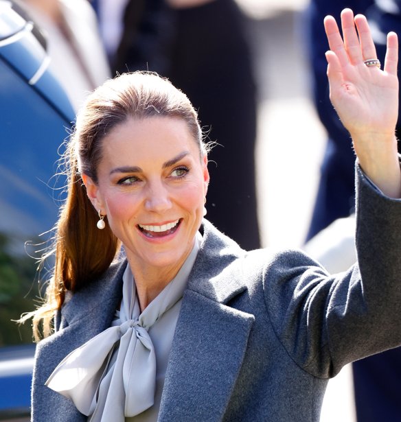 Η Kate Middleton απογειώνει το γκρι παντελόνι με τις γόβες που θα αντικαταστήσουν τις μαύρες αυτό το φθινόπωρο