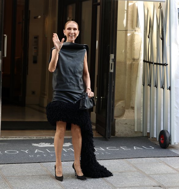 Θέλεις να δείχνεις κομψή χωρίς τακούνια; Η Céline Dion επαναφέρει το styling trick της Audrey Hepburn που κάνει κάθε μαύρο look να δείχνει πιο chic