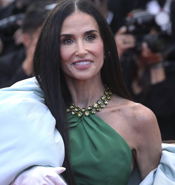 Επιστροφή στο γραφείο: Η Demi Moore δείχνει το total white office look που φωτίζει αμέσως τα γκρίζα φθινοπωρινά πρωινά