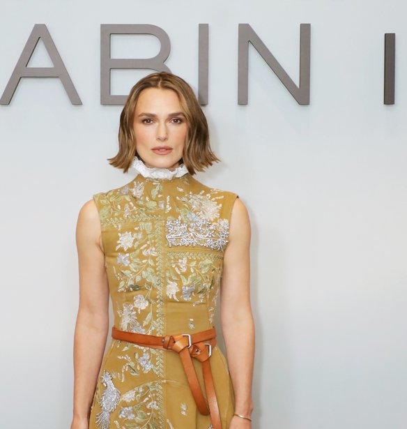 Το κοντό καρέ της Keira Knightley είναι το πιο δροσερό κούρεμα του καλοκαιριού που χαρίζει φυσικό lifting