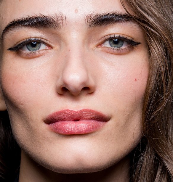 Eyebrow Mistakes: 3 λάθη που αν κάνεις με τα φρύδια σου θα δείχνεις αυτομάτως μεγαλύτερη