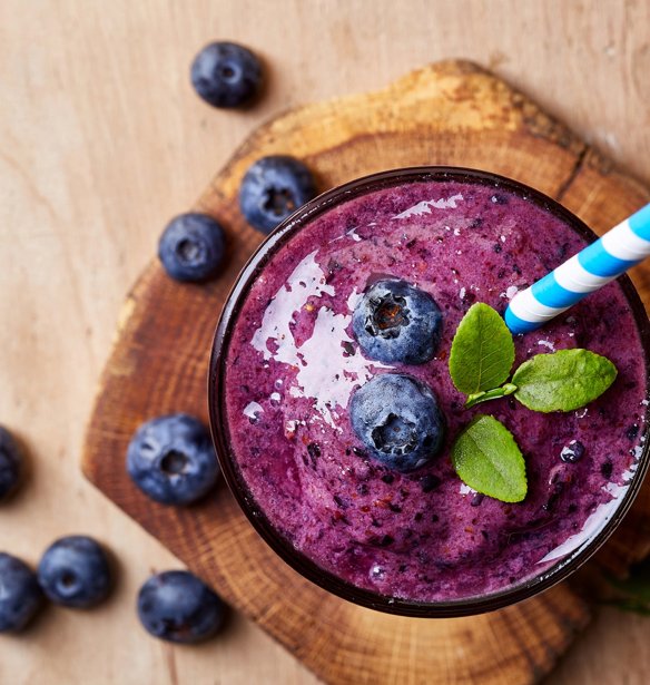 Blueberry, Matcha & Χουρμάς: Αυτό είναι το πρωινό smoothie που σου δίνει την ενέργεια που χρειάζεσαι όλη μέρα