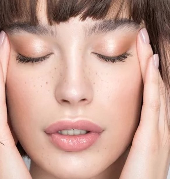 Θες εφέ "brow lift"; 3 φυσικές μέθοδοι για ανυψωμένα φρύδια