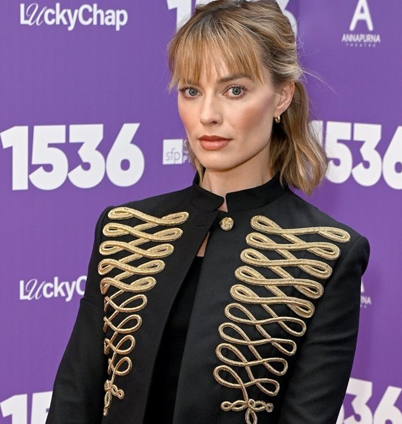 Η Margot Robbie κάνει το στρατιωτικό τζάκετ άξιο για το κόκκινο χαλί