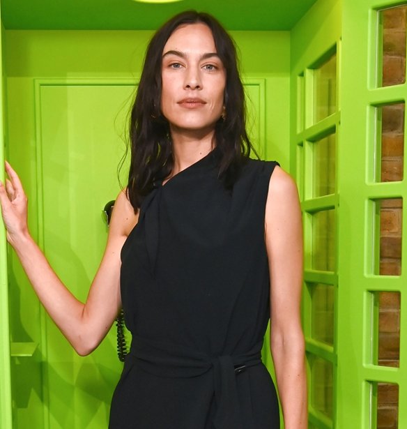 Η Alexa Chung φόρεσε το jacket που κάθε fashionista θα έχει στην ντουλάπα της το φθινόπωρο