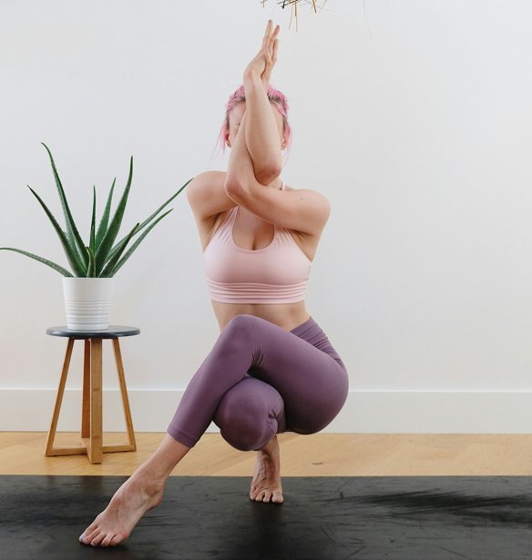Ξέχνα τη yoga όπως την ήξερες. Αυτή η νέα πρακτική με σπαθί έχει γίνει εμμονή στη Νέα Υόρκη