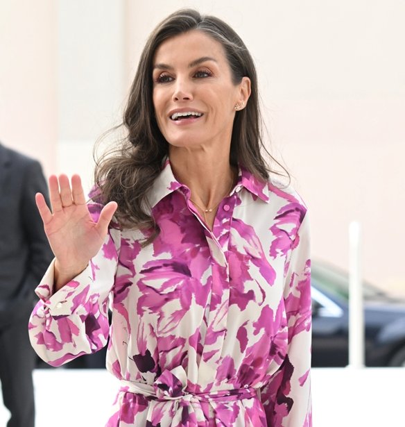 Ούτε το shirt dress της Carolina Herrera ούτε η τσάντα της Furla: η βασίλισσα Letizia αποδεικνύει ότι οι μπαλαρίνες είναι το βασικό trend του φθινοπώρου