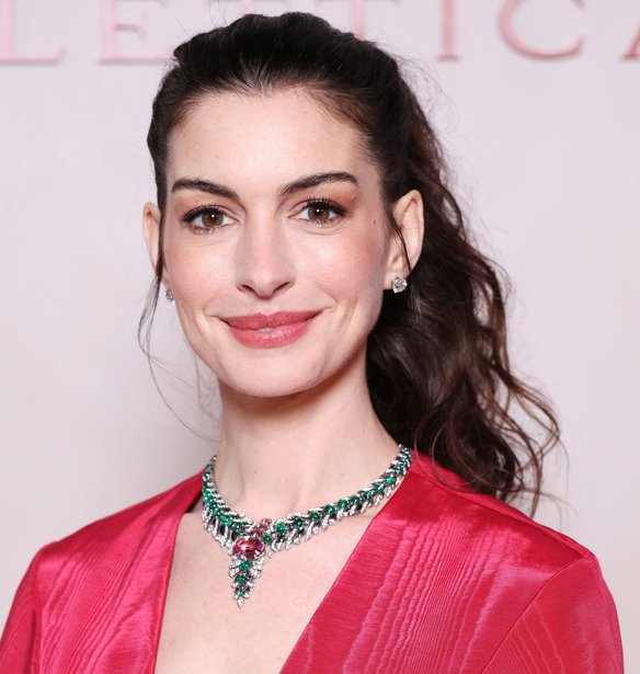 Η πρώτη εμφάνιση εγκυμοσύνης της Anne Hathaway αλλάζει όλα όσα ξέραμε για το maternity style