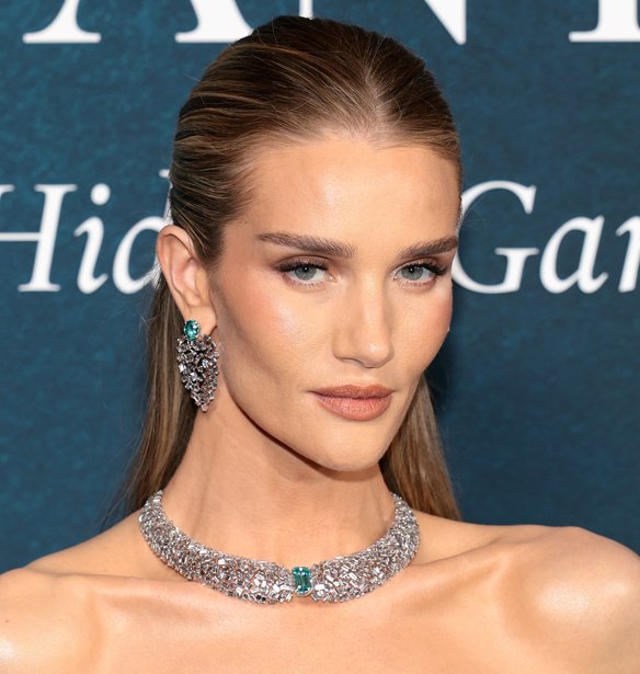 Rosie Huntington-Whiteley: Το λευκό μίνι φόρεμα που μακραίνει τα πόδια και ανατρέπει κάθε bridal look
