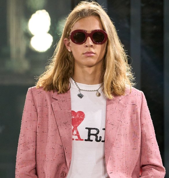 Αυτό το τουριστικό T-shirt που είδαμε στην πασαρέλα της Ami θα μπορούσε να γίνει η στολή του καλοκαιριού