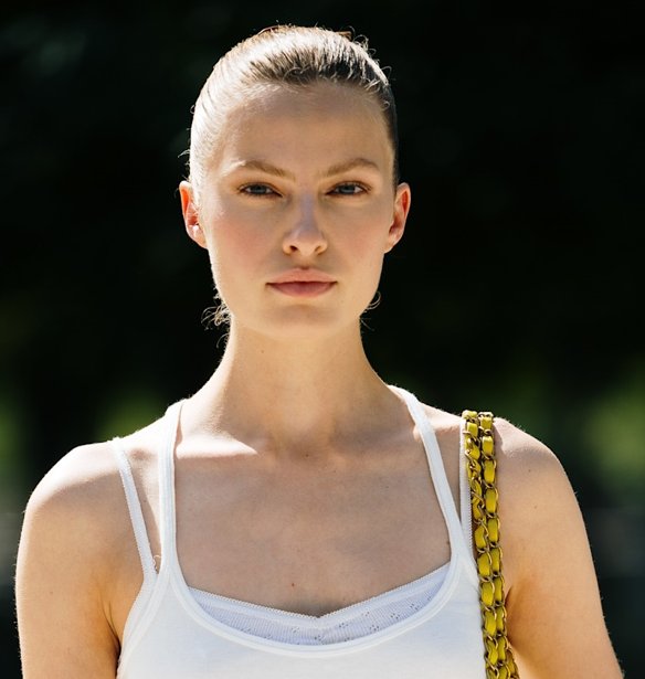 "French Girl Blush": Η τεχνική που λατρεύουν οι Παριζιάνες -Πώς να τη δοκιμάσεις και τα 4 καλύτερα προϊόντα