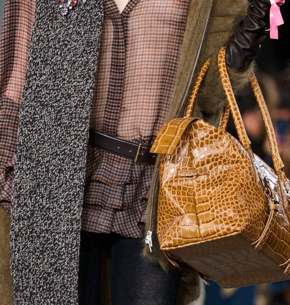 Το "wrong bag theory" θα αλλάξει τον τρόπο που φοράμε τα jackets και τα παλτό αυτό το φθινόπωρο