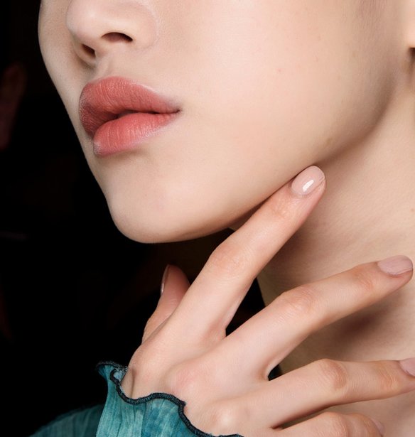 "Foundation Nails": Το elegant μανικιούρ που κολακεύει απίστευτα τα χέρια