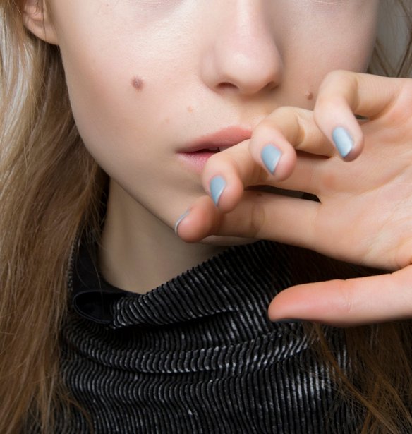 Αυτό το φθινόπωρο τα νύχια βάφονται στο baby blue χρώμα