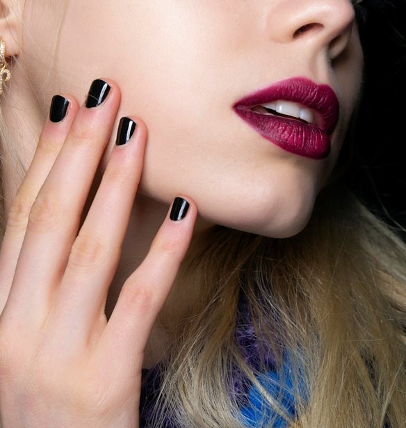 Cherry Noir Manicure: Αυτή η επιλογή θα αντικαταστήσει το μαύρο μανικιούρ φέτος το φθινόπωρο-χειμώνα