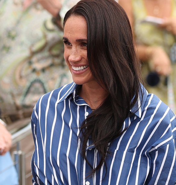 Meghan Markle: Η πρώτη ματιά στη νέα ζωή με τον Harry, τον Archie και τη Lilibet στη Βρετανία – Το οικογενειακό βίντεο που συζητούν όλοι