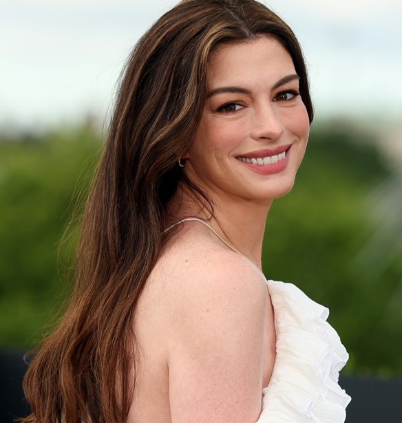 Cashmere beige nails: Η Anne Hathaway υιοθέτησε το πιο κομψό μανικιούρ για το καλοκαίρι
