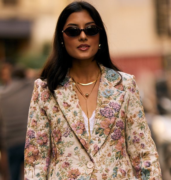 Structured σακάκι και cropped παντελόνι: η νέα chic φόρμουλα που βλέπουμε στην γκαρνταρόμπα των εργαζόμενων γυναικών