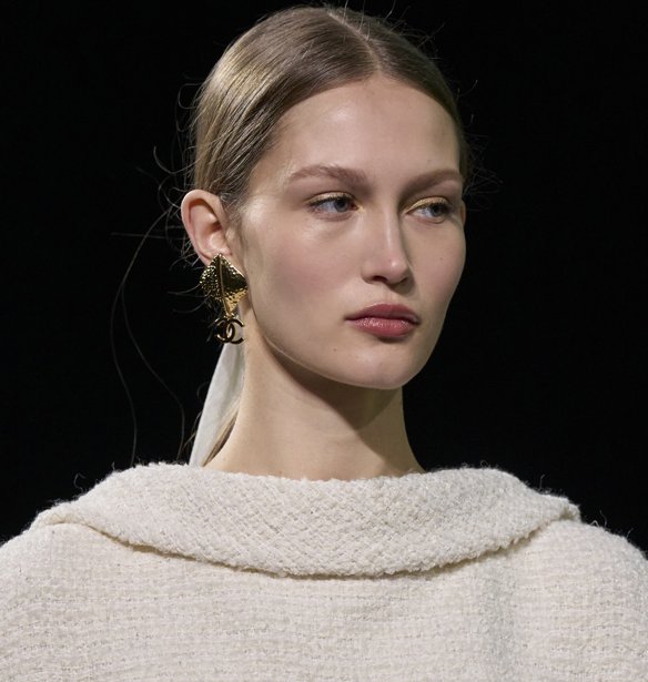 2 hairstyles για να απογειώσεις τα looks των φετινών γιορτών