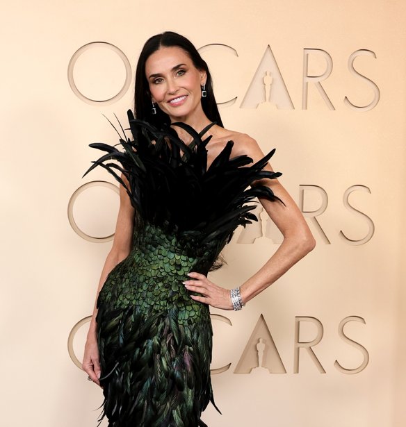 Η Demi Moore έκανε το πιο κομψό hair update στις Κάννες, το καρέ που αλλάζει όλο το look της