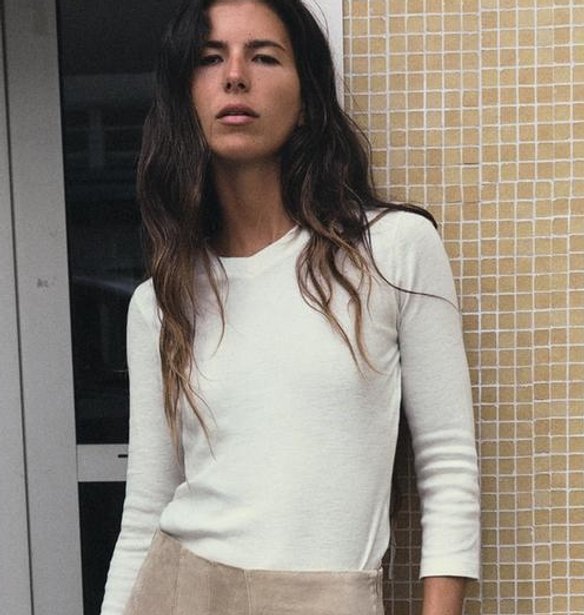 Η μακριά suede φούστα από ZARA που ταιριάζει τέλεια με τις δερμάτινες μπότες σου