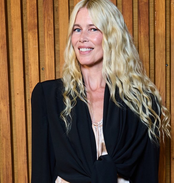 Η Claudia Schiffer παραδίδει μαθήματα στυλ φορώντας τα πιο cool sneakers της σεζόν