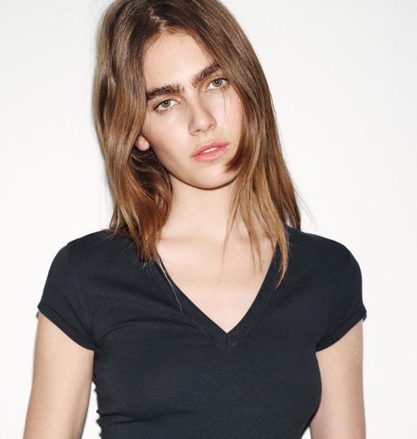 Τα V-neck επιστρέφουν και αυτό το κολακευτικό t-shirt από τα Zara θα γίνει το νέο αγαπημένο basic της γκαρνταρόμπας σου