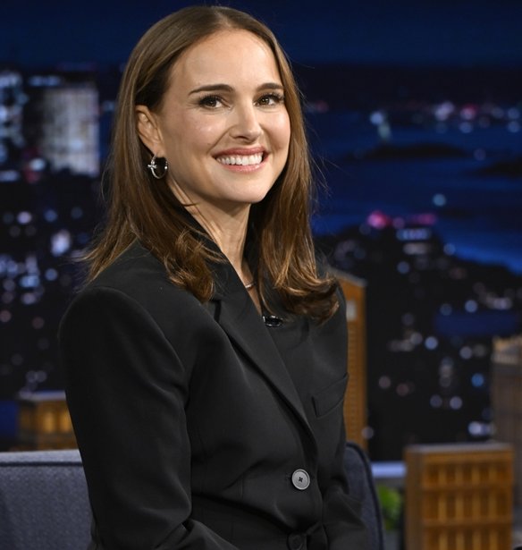 Natalie Portman: Η εντυπωσιακή parisian εμφάνιση με vintage Hermès κάπα μετά την ανακοίνωση της εγκυμοσύνης της