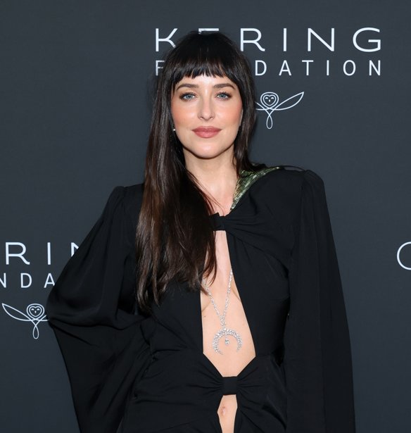 Raven Nails: Η Dakota Johnson επιβεβαιώνει ότι το πιο πολυτελές μανικιούρ του φθινοπώρου δεν είναι nude