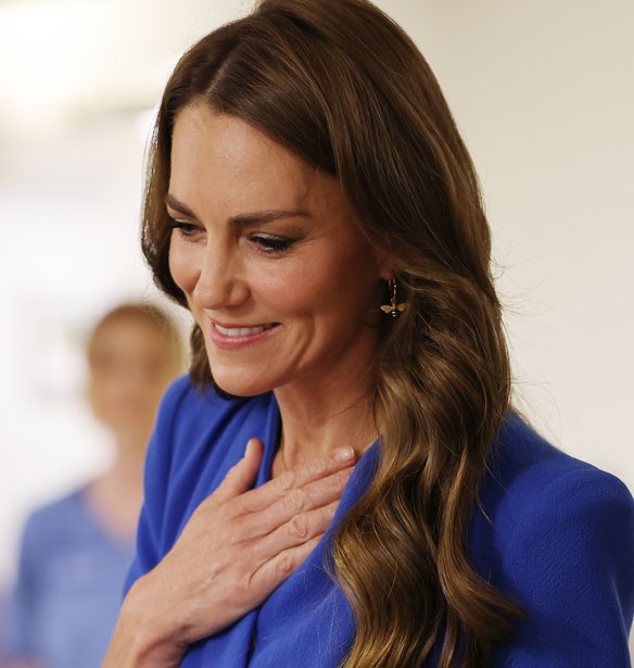 Kate Middleton: Με ένα εντυπωσιακό μπλε φόρεμα και πολλούς συμβολισμούς έκανε μια σπάνια εξομολόγηση για το πώς ο καρκίνος επηρέασε τα παιδιά της