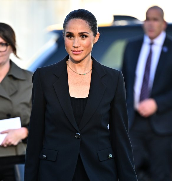 Meghan Markle: Το λινό κομμάτι που φοράει ασταμάτητα αυτό το καλοκαίρι και θα φοράς μέχρι το φθινόπωρο δείχνει πανάκριβο χωρίς να κοστίζει μια περιουσία