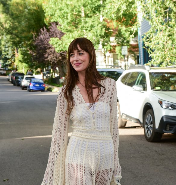 Dakota Johnson: Το πιο αμφιλεγόμενο T-shirt των ’90s επέστρεψε και οι fashionistas το αποθεώνουν