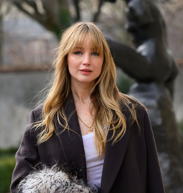 Jennifer Lawrence: Το παπούτσι που διχάζει επέστρεψε – και αυτή τη φορά δείχνει πιο θηλυκό από ποτέ