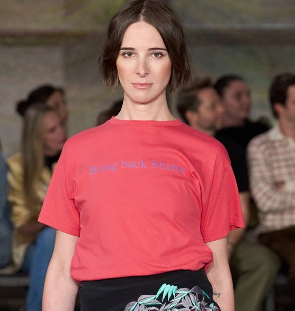 Τα graphic T-shirts είναι η αγαπημένη γλώσσα της μόδας