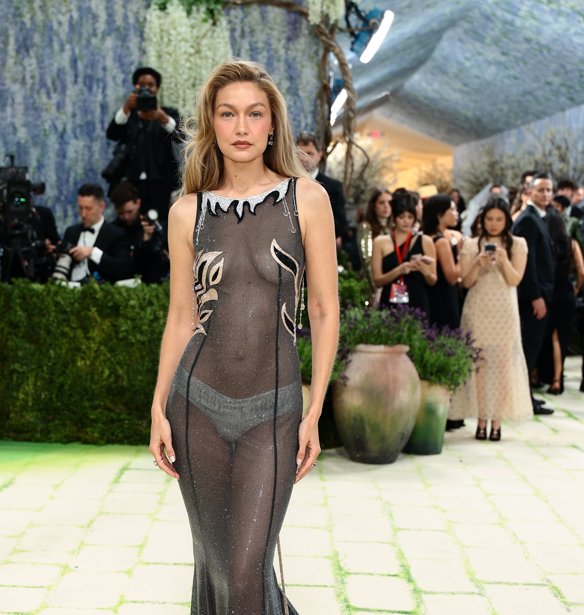 Βαρέθηκες τα τζιν; Η Gigi Hadid επαναφέρει το ζεστό, χουχουλιάρικο παντελόνι που θα φοράμε κάθε μέρα το φθινόπωρο
