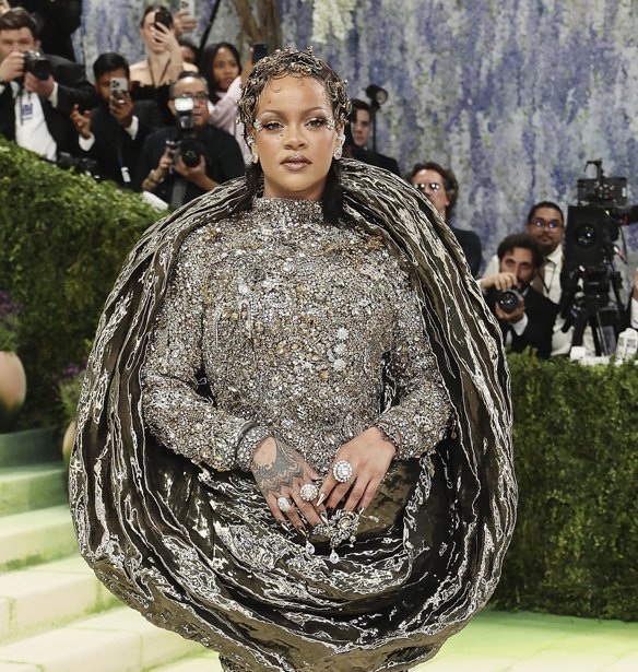 Rihanna: Άφησε το signature καστανό της για την απόχρωση που κάθε γυναίκα ποθεί έστω μία φορά να δοκιμάσει