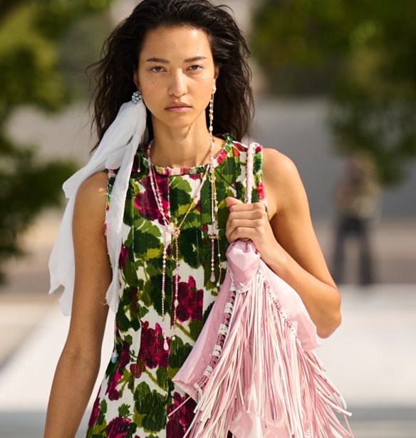 Dior SS27: Η νέα συλλογή του οίκου βρίσκει την ομορφιά στις ατέλειες της φύσης