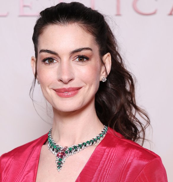 Η Anne Hathaway μόλις φόρεσε το φόρεμα που κάθε εγκυμονούσα θα ήθελε στην ντουλάπα της