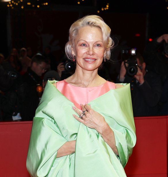 Pamela Anderson: Το πιο κομψό μανικιούρ της σεζόν δεν έχει καν χρώμα – Και κάνει τα νύχια και τα χέρια να δείχνουν πιο περιποιημένα και νεανικά
