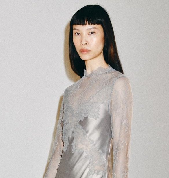 Το δαντελένιο lingerie φόρεμα από τη Zara που μοιάζει με Haute Couture είναι ό,τι πιο κομψό θα φορέσεις φέτος το βράδυ